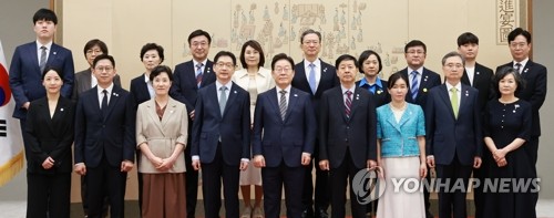 李在明向外交部等8个部门新任长官颁发任命书