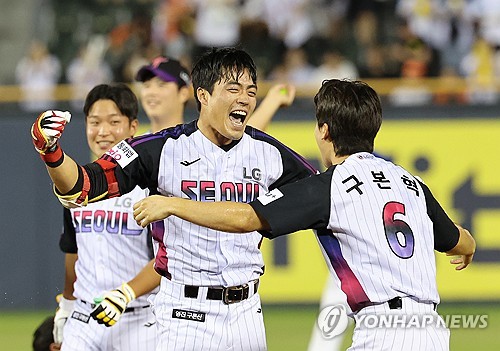 (LEAD) Twins walk off Eagles to stay atop KBO standings