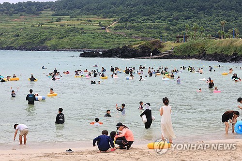 海边戏水纳凉