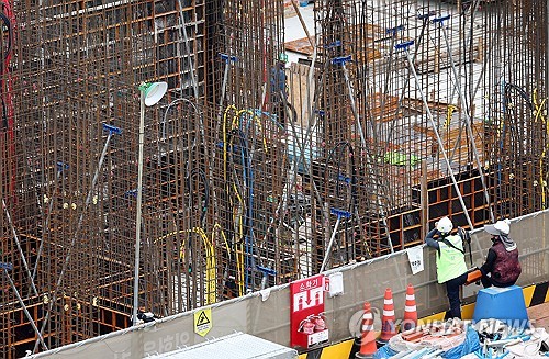 Construction contracts rebound in 2024 on public projects: data
