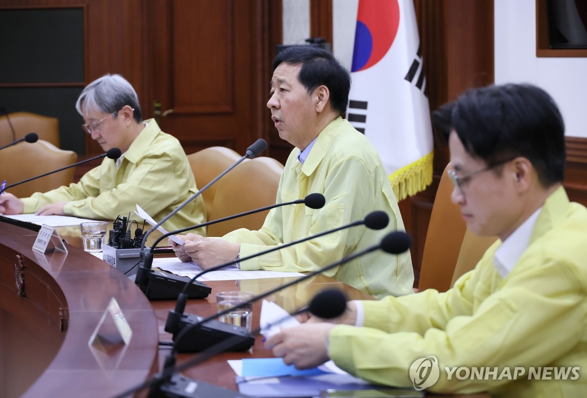 8月20日，在首尔钟路区的政府首尔办公大楼，韩国经济副总理兼企划财政部长官具润哲（居中）在“关于加强产业竞争力的有关部门长官会议”上发言。 韩联社
