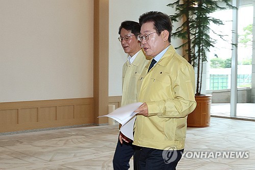 Lee's approval rating falls to 57 pct