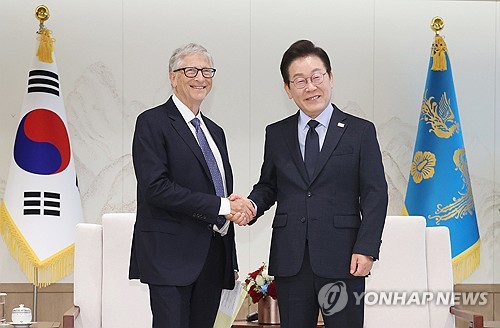 (2nd LD) Lee, Bill Gates discuss cooperation in global health initiatives