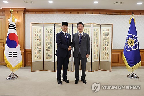 PM holds meeting with Indonesian FM