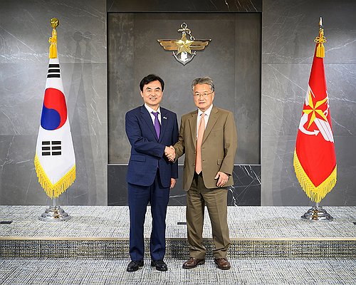 Defense chief reaffirms alliance in talks with acting U.S. envoy