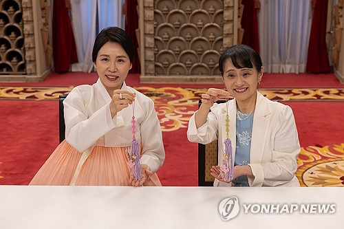 金여사·日총리부인, 전통매듭 체험…”풀리지 않는 인연 맺어”