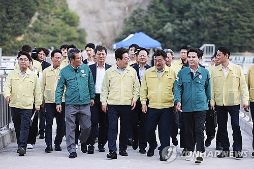 (LEAD) Lee declares drought-hit eastern town of Gangneung as state of disaster