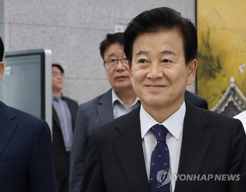 (LEAD) Unification minister calls on N. Korea's Kim, Trump to meet on occasion of APEC gathering