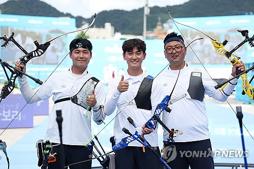 (LEAD) Host S. Korea wins gold in recurve men's team event at archery worlds