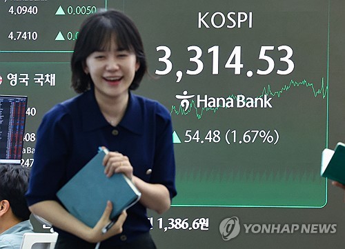 Lee shares article on stock market record on X