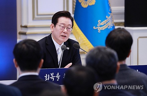 李대통령 "北 냉담한 게 현실…대화 진척 없지만 끊임없이 노력"