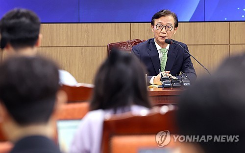 (LEAD) Gov't to support shipbuilding projects involving Arctic routes: minister