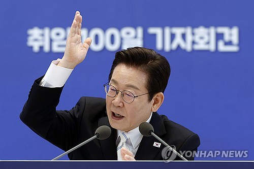 Lee's approval rating falls to 58 pct: poll