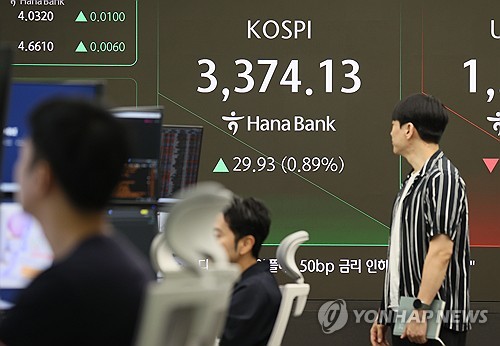 Seoul shares up over 1 pct late Fri. morning on chip gains
