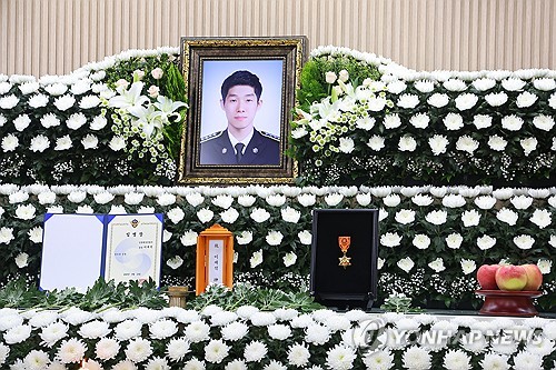 Lee mourns death of Coast Guard officer during rescue of Chinese man