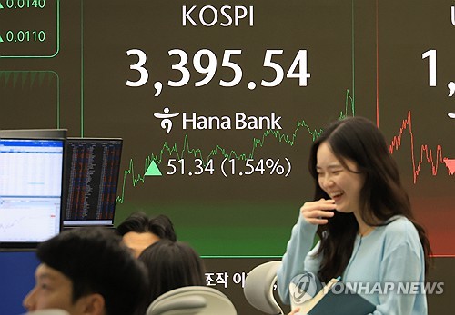 (LEAD) KOSPI soars to new record high on chip rally, U.S. rate cut hopes