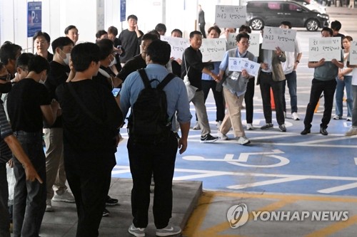 Gov't to launch joint review of possible rights violations in U.S. raid with companies involved
