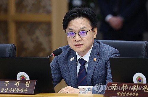 Industry minister visits venues for APEC biz events to check preparations