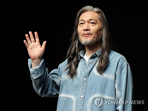 Rock legend Yim Jae-beum marks 40 years with gratitude to fans, family thumbnail
