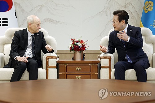 Lee meets Harvard professor Sandel