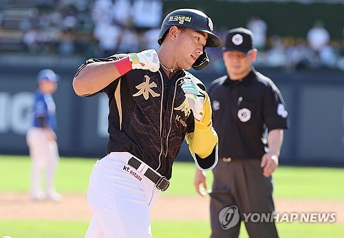 Wiz outfielder Ahn Hyun-min voted KBO's top rookie for 2025
