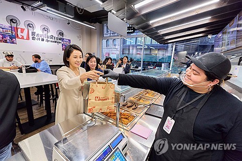 First lady Kim visits New York&apos;s Koreatown thumbnail