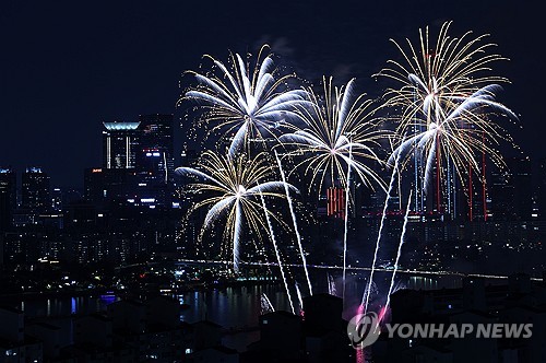 Fireworks light up Seoul as 1 million gather at Han River thumbnail