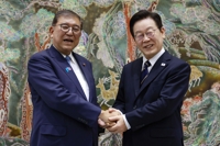 韓日首脳 貿易秩序変化に共同対応=シャトル外交活性化で一致