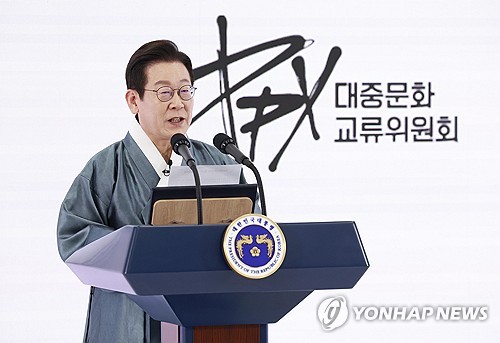 Lee vows support for pop culture industry through new committee