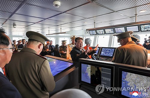 '北이지스' 참관 김정은…NLL해도 띄우고 "해군력 전면 확대"(종합)