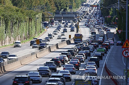 (LEAD) Highways jammed as people return home after Chuseok holiday