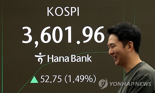 Seoul shares hit all-time high on Samsung, SK hynix; won slides to over 5-month low