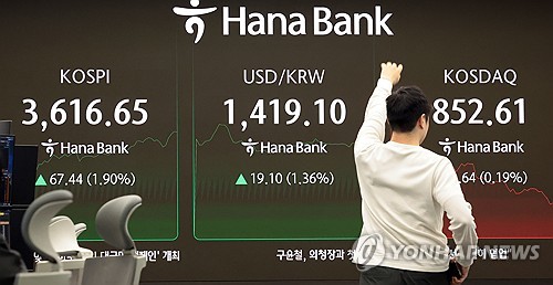 Seoul shares sharply up late Fri. morning on tech gains