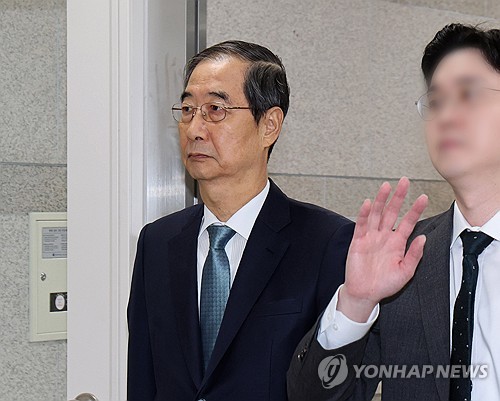 Court allows broadcast of CCTV footage showing ex-PM Han at presidential office