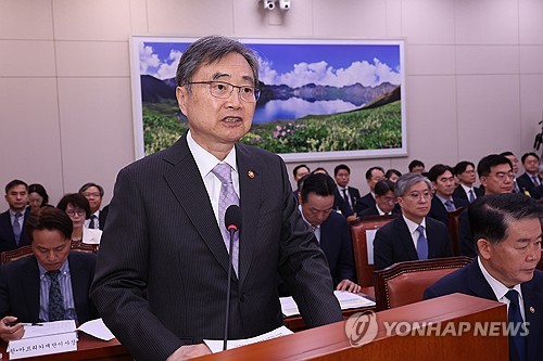 (LEAD) FM Cho says S. Korea reviewing new U.S. proposal on US$350 bln investment package