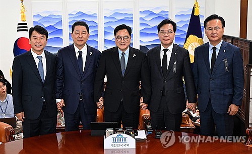 Rival parties agree to hold parliamentary plenary session later this month