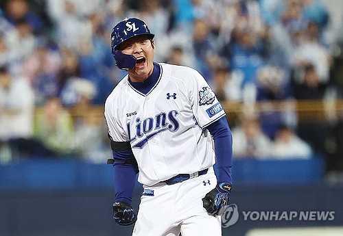 (LEAD) Lions defeat Landers to grab stranglehold in KBO postseason