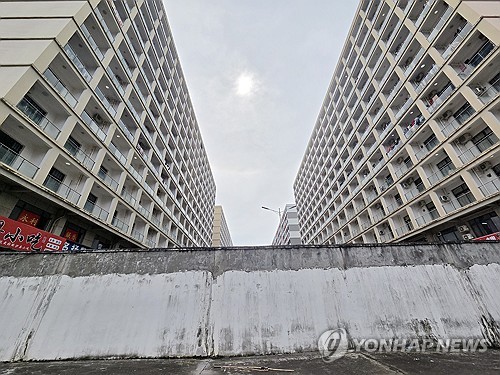 (LEAD) 2 Koreans detained in job scam crackdown return home from Cambodia