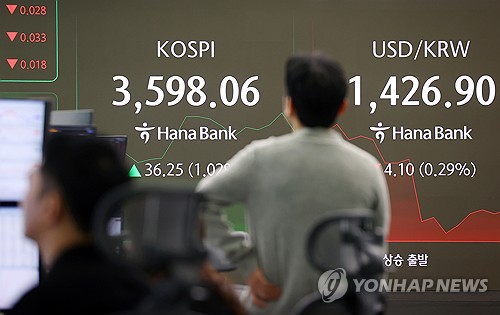 Seoul stocks extend gains late Wed. morning on chips, bio