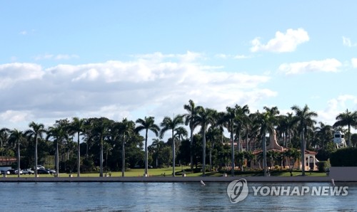 (LEAD) S. Korean business tycoons brief Trump on U.S. investment at Florida golf event