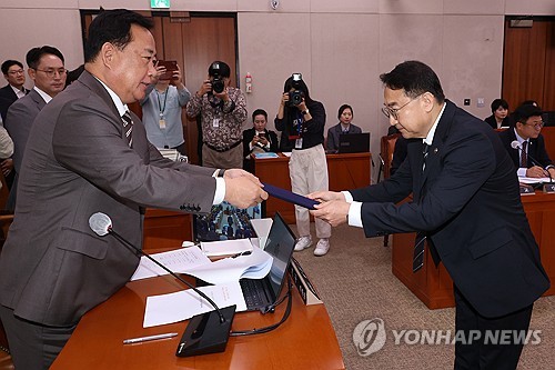 Rival parties clash over controversy surrounding Lee's personal secretary
