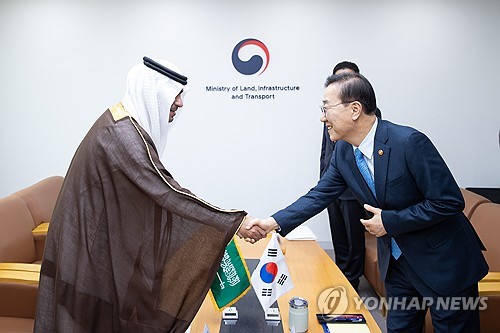 Land minister discusses cooperation on smart city projects with Saudi counterpart