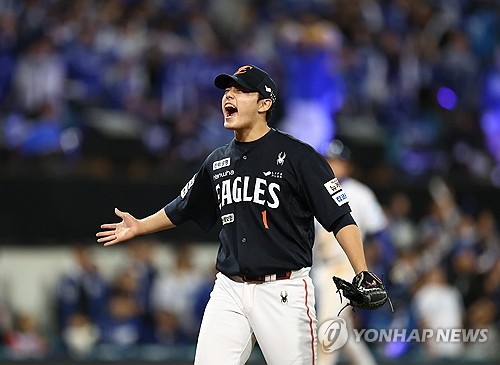 (LEAD) Eagles on cusp of Korean Series after beating Lions on road