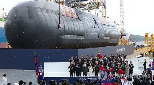 (LEAD) S. Korea launches 1st 3,600-ton naval attack submarine
