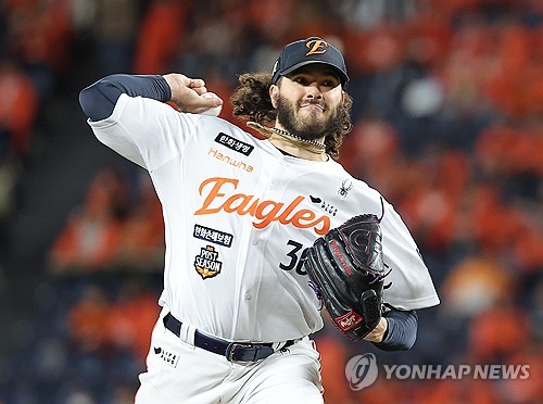 (LEAD) Ponce redeems self, pitches Eagles to Korean Series