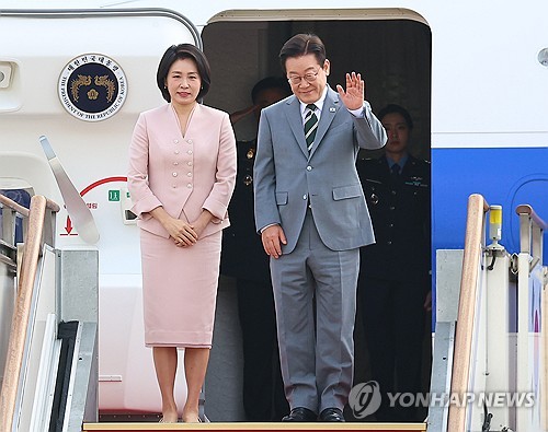 (LEAD) Lee departs for Malaysia to attend ASEAN summit