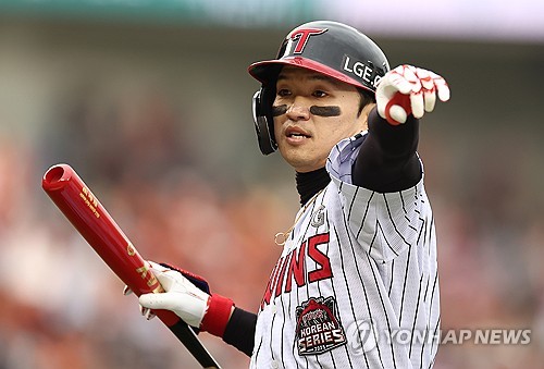 Twins captain delivers big homer, key catch in Korean Series victory
