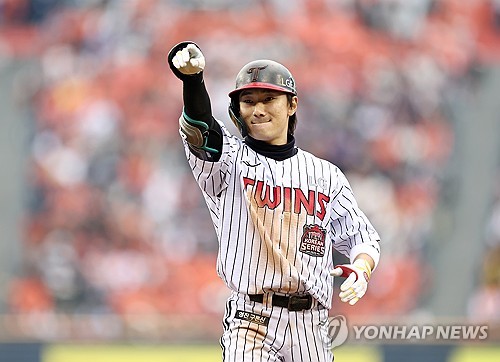(LEAD) Twins pound Eagles to open Korean Series