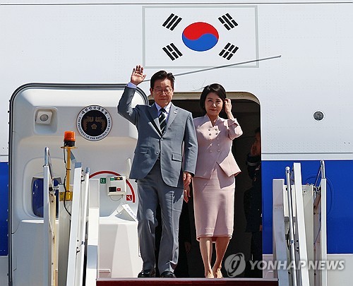 (2nd LD) Lee arrives in Malaysia to attend ASEAN summit