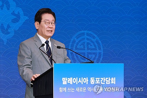 (LEAD) Lee meets Korean community in Malaysia ahead of ASEAN summit